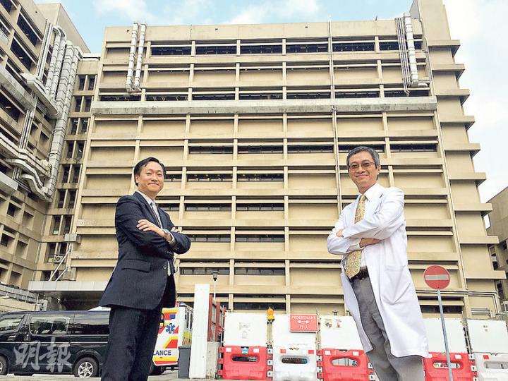 新界西醫院聯網總經理(行政事務)陳志強(左)表示,屯門醫院平整地基工程已於6月展開,料需時18個月,明年會向立法會申請上蓋工程撥款。圖右為該院麻醉及深切治療部部門主管林國基。(邱雅錡攝) 新界西醫院聯網總經理(行政事務)陳志強(左)表示,屯門醫院平整地基工程已於6月展開,料需時18個月,明年會向立法會申請上蓋工程撥款。圖右為該院麻醉及深切治療部部門主管林國基。(邱雅錡攝)