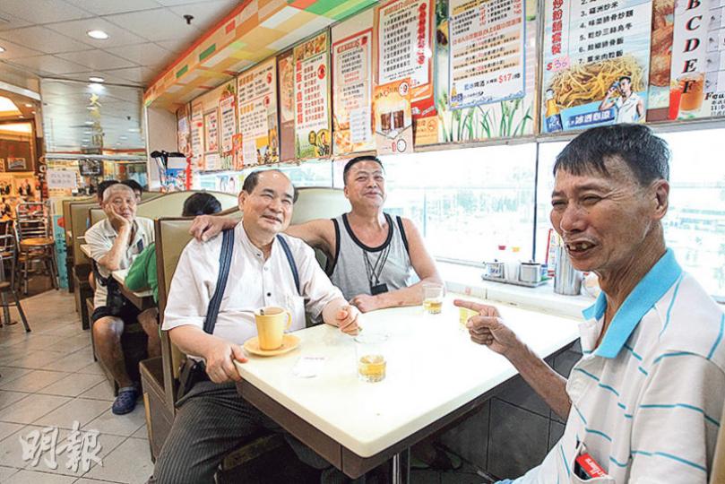祥興茶餐廳30年來陪伴秀茂坪街坊成長,老闆曾祥裕(左)常與街坊打成一片,其中趙先生(穿背心者)從祥興舊舖已光顧,是祥興的深宵熟客。(林俊源攝)祥興茶餐廳屹立秀茂坪逾30載,秀茂坪重建後進駐屋邨商場,將於本月18日結業。(林俊源攝) 祥興茶餐廳30年來陪伴秀茂坪街坊成長,老闆曾祥裕(左)常與街坊打成一片,其中趙先生(穿背心者)從祥興舊舖已光顧,是祥興的深宵熟客。(林俊源攝)祥興茶餐廳屹立秀茂坪逾30載,秀茂坪重建後進駐屋邨商場,將於本月18日結業。(林俊源攝)