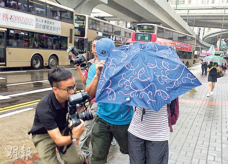 裁判官昨指被告劉詠琴(右撐傘者)已賠償政府1430元損失,加上認罪及沒有案底,故決定給予她一次機會,判社會服務令。(黃文雋攝) 裁判官昨指被告劉詠琴(右撐傘者)已賠償政府1430元損失,加上認罪及沒有案底,故決定給予她一次機會,判社會服務令。(黃文雋攝)