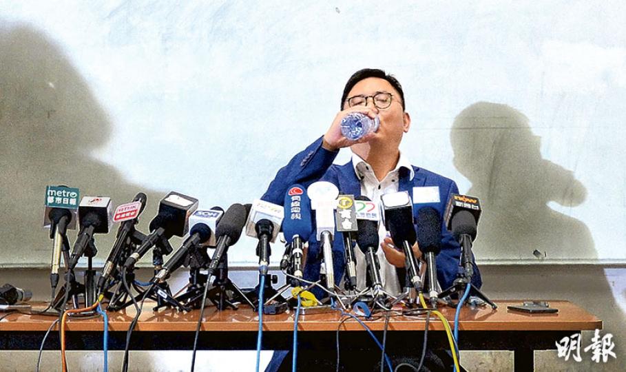 上月稱因受壓棄選新界西的自由黨周永勤(圖)昨交代事件,透露曾在深圳被威脅棄選,但他拒絕交代事件相關人物身分,亦未提供證據。有輿論將矛頭指向其對手、現已當選的何君堯,問及何是否事件受益人,周回應說「公眾會有判斷」。(楊柏賢攝) 上月稱因受壓棄選新界西的自由黨周永勤(圖)昨交代事件,透露曾在深圳被威脅棄選,但他拒絕交代事件相關人物身分,亦未提供證據。有輿論將矛頭指向其對手、現已當選的何君堯,問及何是否事件受益人,周回應說「公眾會有判斷」。(楊柏賢攝)
