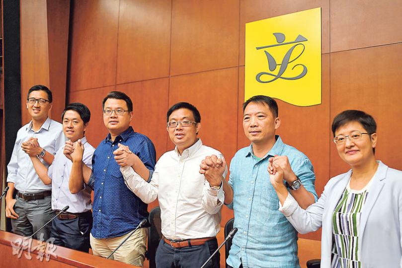 民主黨候任立法會議員昨日召開記者會,交代來年工作方向。左起林卓廷、許智峯、尹兆堅、涂謹申、胡志偉和黃碧雲。(鄧宗弘攝) 民主黨候任立法會議員昨日召開記者會,交代來年工作方向。左起林卓廷、許智峯、尹兆堅、涂謹申、胡志偉和黃碧雲。(鄧宗弘攝)