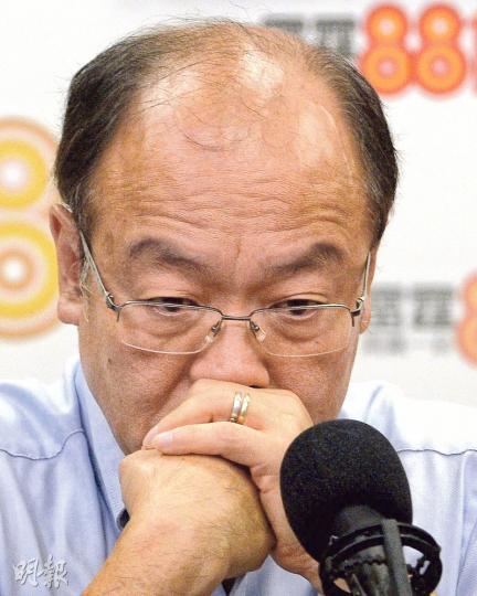 民協於今屆立法會選舉中一席不保,馮檢基昨日於電台節目中坦言,自己未必於下屆再出選立法會,亦會慎重考慮民協可派多少人出選。(劉焌陶攝) 民協於今屆立法會選舉中一席不保,馮檢基昨日於電台節目中坦言,自己未必於下屆再出選立法會,亦會慎重考慮民協可派多少人出選。(劉焌陶攝)
