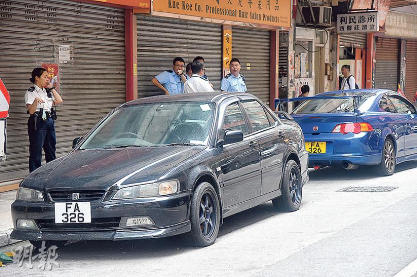 圖中黑色「影子車」與事主新買的藍色車,掛上相同車牌。(蔡方山攝)接連無辜「食牛肉乾」的車主(左),昨自行追查揭發車牌被盜用,事後在場協助警方調查。(蔡方山攝)「影子車」被發現時,車頭水撥亦夾着一張違例泊車告票。(蔡方山攝) 圖中黑色「影子車」與事主新買的藍色車,掛上相同車牌。(蔡方山攝)接連無辜「食牛肉乾」的車主(左),昨自行追查揭發車牌被盜用,事後在場協助警方調查。(蔡方山攝)「影子車」被發現時,車頭水撥亦夾着一張違例泊車告票。(蔡方山攝)