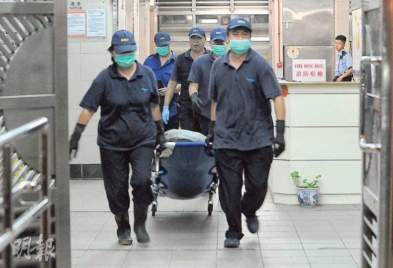 燒炭自殺兄長的遺體由仵工舁送殮房。(樊銳昌攝)燒炭自殺妹妹的遺體由仵工舁送殮房。(樊銳昌攝) 燒炭自殺兄長的遺體由仵工舁送殮房。(樊銳昌攝)燒炭自殺妹妹的遺體由仵工舁送殮房。(樊銳昌攝)