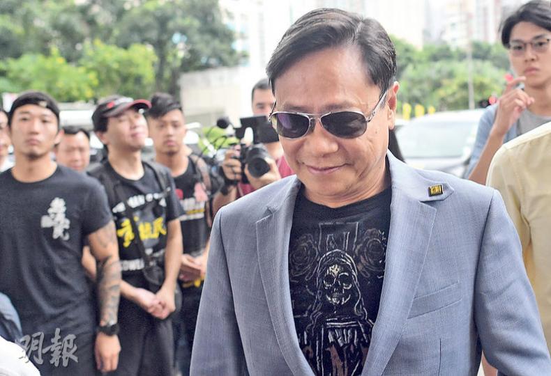 立法會議員黃毓民(圖)涉於前年7月在立法會用玻璃杯擲向梁振英,被控普通襲擊罪,他昨於東區法院作結案陳辭。(鄧宗弘攝) 立法會議員黃毓民(圖)涉於前年7月在立法會用玻璃杯擲向梁振英,被控普通襲擊罪,他昨於東區法院作結案陳辭。(鄧宗弘攝)