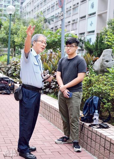 元朗信義中學校友本土關注組成員葉健威(右)昨在校門外「叫咪」,未說完首句話即被保安(左)阻止指未有申請。葉其後提出不用擴音器也不獲允許。(蘇智鑫攝)元朗信義中學校友本土關注組成員葉健威(右)昨晨在該校門外「叫咪」受阻,移師到馬路安全島呼籲學生關注香港二次前途。他雖沒有再被阻撓,但陸續回校的學生,沒一人停下來聽他說話。(蘇智鑫攝) 元朗信義中學校友本土關注組成員葉健威(右)昨在校門外「叫咪」,未說完首句話即被保安(左)阻止指未有申請。葉其後提出不用擴音器也不獲允許。(蘇智鑫攝)元朗信義中學校友本土關注組成員葉健威(右)昨晨在該校門外「叫咪」受阻,移師到馬路安全島呼籲學生關注香港二次前途。他雖沒有再被阻撓,但陸續回校的學生,沒一人停下來聽他說話。(蘇智鑫攝)