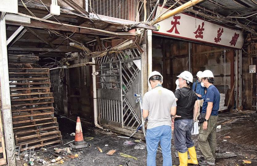 環保署人員昨日再到果欄三級火現場,視察疑構建物含致癌石棉的欄檔損毁情况。(林智傑攝)專營陳皮的欄商李女士表示,昨日返回欄檔檢視一批總值約20萬元的陳皮,發現未有損毁,隨即將貨物運走。(林智傑攝) 環保署人員昨日再到果欄三級火現場,視察疑構建物含致癌石棉的欄檔損毁情况。(林智傑攝)專營陳皮的欄商李女士表示,昨日返回欄檔檢視一批總值約20萬元的陳皮,發現未有損毁,隨即將貨物運走。(林智傑攝)