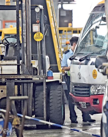 一名技工昨晨維修檢查小巴期間,遭小巴溜前撞向鏟車夾困重傷昏迷,由同事發現救出送院不治;警員趕至封鎖現場調查,但見肇事小巴車頭凹陷。(蔡方山攝) 一名技工昨晨維修檢查小巴期間,遭小巴溜前撞向鏟車夾困重傷昏迷,由同事發現救出送院不治;警員趕至封鎖現場調查,但見肇事小巴車頭凹陷。(蔡方山攝)