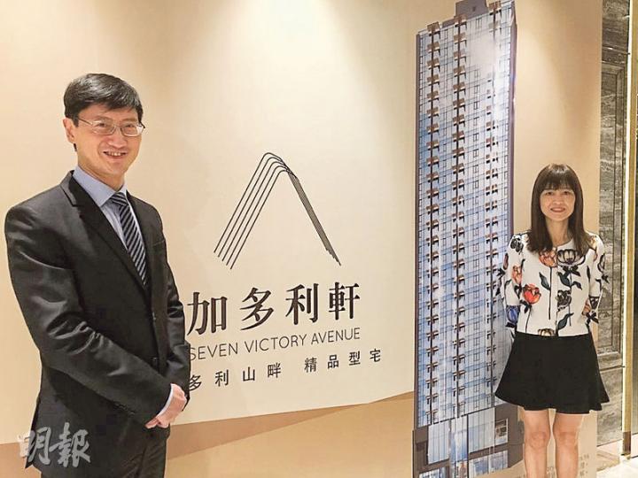 恒地營業(二)部總經理韓家輝(左)表示,旗下何文田加多利軒最快月底前發售,項目共設250伙,主打一房戶,開放式單位實用面積由161方呎起。(林尚民攝) 恒地營業(二)部總經理韓家輝(左)表示,旗下何文田加多利軒最快月底前發售,項目共設250伙,主打一房戶,開放式單位實用面積由161方呎起。(林尚民攝)