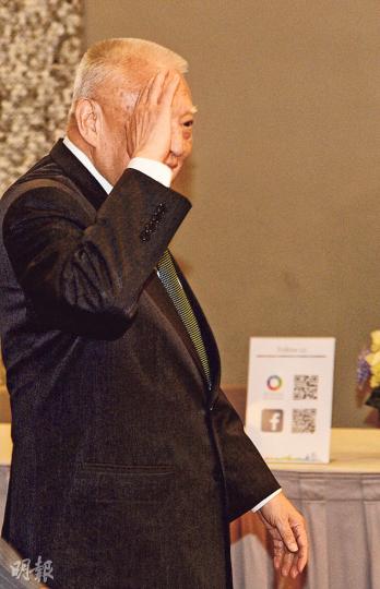 董建華噚日出席團結香港基金舉辦嘅研討會,全程無回應記者提問,無緣得知佢點睇選舉後嘅政局。(劉焌陶攝) 董建華噚日出席團結香港基金舉辦嘅研討會,全程無回應記者提問,無緣得知佢點睇選舉後嘅政局。(劉焌陶攝)