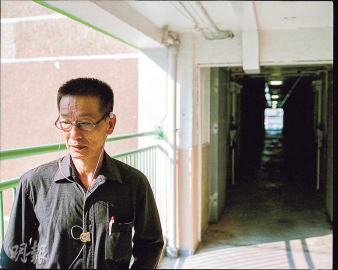 曾得「賊王」葉繼歡邀請一起逃獄的黃庭軒,進出牢獄10多次後發現自己一無所得,為了妻兒,決心改過。(社協提供,林振東攝)更生人士家輝(左起)、黃庭軒和Raymond剖白自己過去,其故事透過文字及相片被輯錄成書,希望令公眾了解他們的內心,增加對更生人士的接納。(李詠珊攝) 曾得「賊王」葉繼歡邀請一起逃獄的黃庭軒,進出牢獄10多次後發現自己一無所得,為了妻兒,決心改過。(社協提供,林振東攝)更生人士家輝(左起)、黃庭軒和Raymond剖白自己過去,其故事透過文字及相片被輯錄成書,希望令公眾了解他們的內心,增加對更生人士的接納。(李詠珊攝)