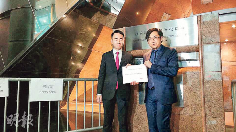 上月以2404.08萬元收購尖沙嘴好時中心6樓一單位作投資的木薯資源,昨日伙拍萬科置業海外競投九肚地皮。圖左為木薯資源代表,圖右為萬科置業(香港)林力山。(劉詠怡攝) 上月以2404.08萬元收購尖沙嘴好時中心6樓一單位作投資的木薯資源,昨日伙拍萬科置業海外競投九肚地皮。圖左為木薯資源代表,圖右為萬科置業(香港)林力山。(劉詠怡攝)