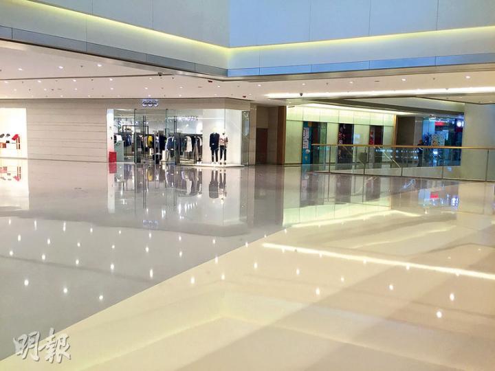 大連恒隆廣場為恒隆在內地最大的廣場,由地下1層到6層全部開設餐飲店,為內地8個恒隆廣場中少見。(武君攝) 恒隆地產董事長陳啟宗(中)在新聞發布會上稱,恒隆的「基因」是五星級,不做二三星級商場,不能因為短線需求而犧牲長遠發展。圖左為恒隆地產董事總經理陳南祿。(武君攝) 大連恒隆廣場為恒隆在內地最大的廣場,由地下1層到6層全部開設餐飲店,為內地8個恒隆廣場中少見。(武君攝) 恒隆地產董事長陳啟宗(中)在新聞發布會上稱,恒隆的「基因」是五星級,不做二三星級商場,不能因為短線需求而犧牲長遠發展。圖左為恒隆地產董事總經理陳南祿。(武君攝)