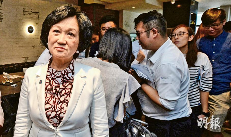 新民黨葉劉淑儀(左)昨日先主動致電明報記者致歉,繼而再在下午的茶敘公開道歉,指9月5日曾乘座駕赴中聯辦但當時無承認,而多日來「心裏過意不去」,故「早講好過遲講,我又不是一個講大話的人。」(楊柏賢攝) 新民黨葉劉淑儀(左)昨日先主動致電明報記者致歉,繼而再在下午的茶敘公開道歉,指9月5日曾乘座駕赴中聯辦但當時無承認,而多日來「心裏過意不去」,故「早講好過遲講,我又不是一個講大話的人。」(楊柏賢攝)