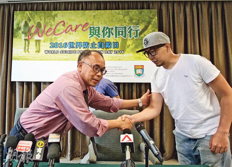 港大防止自殺研究中心總監葉兆輝(左)計劃進一步透過網絡平台及網絡意見領袖發放防止自殺資訊,參與有關工作坊的YouTuber包括Jason(大J,右)。(李紹昌攝) 港大防止自殺研究中心總監葉兆輝(左)計劃進一步透過網絡平台及網絡意見領袖發放防止自殺資訊,參與有關工作坊的YouTuber包括Jason(大J,右)。(李紹昌攝)