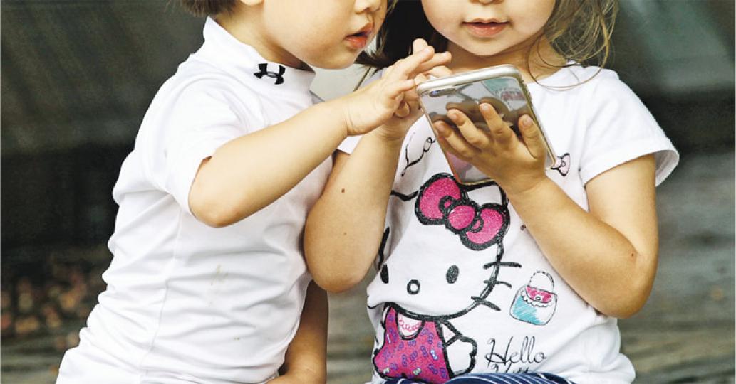 手機及平板電腦已成為幼童止哭的「電子奶嘴」,但醫生提醒幼童兩歲前要學習語言及社交,不應用電子產品,兩歲後可適度使用,但每日不應超過半小時。圖中幼童與過度使用或過度活躍症狀無關。(李紹昌攝) 手機及平板電腦已成為幼童止哭的「電子奶嘴」,但醫生提醒幼童兩歲前要學習語言及社交,不應用電子產品,兩歲後可適度使用,但每日不應超過半小時。圖中幼童與過度使用或過度活躍症狀無關。(李紹昌攝)