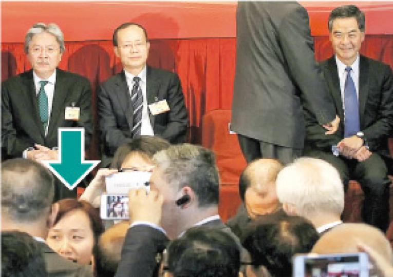 特首梁振英(後排右)和財政司長曾俊華(後排左)昨出席文化藝術界國慶酒會。梁致辭後,台下一名女嘉賓(箭嘴示)突然多次大叫「梁振英下台」、「梁振英坐監」,隨即被身旁多名賓客喝罵,其後保安人員以安全理由要求該女子離開。該女子自稱是視覺藝術工作者,又說很多文化藝術界的人都想梁下台,不明為何酒會內的人要慶祝回歸、歌舞昇平。(李紹昌攝) 特首梁振英(後排右)和財政司長曾俊華(後排左)昨出席文化藝術界國慶酒會。梁致辭後,台下一名女嘉賓(箭嘴示)突然多次大叫「梁振英下台」、「梁振英坐監」,隨即被身旁多名賓客喝罵,其後保安人員以安全理由要求該女子離開。該女子自稱是視覺藝術工作者,又說很多文化藝術界的人都想梁下台,不明為何酒會內的人要慶祝回歸、歌舞昇平。(李紹昌攝)