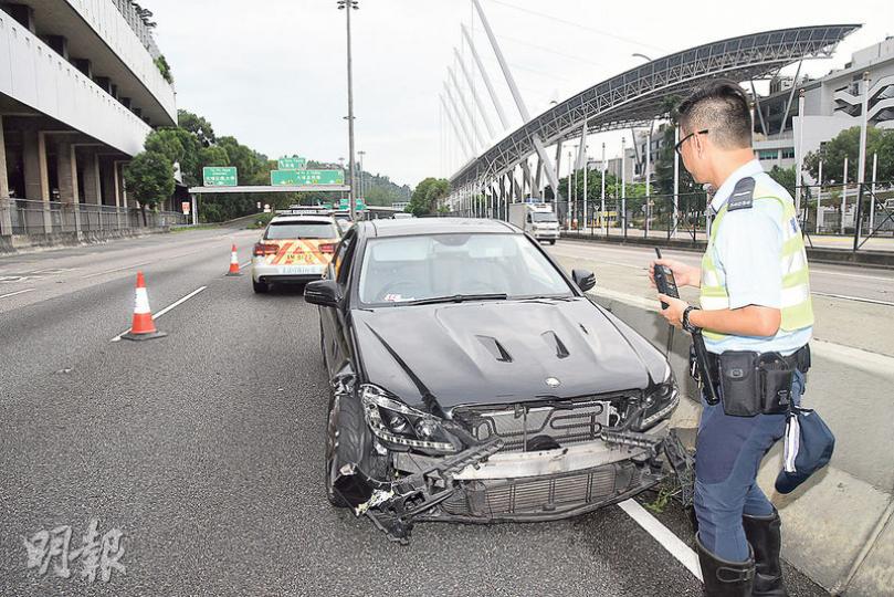 涉案平治連環撞車及瘋駕逃走逾6公里,逆線駛入大埔公路期間失控撞壆,車頭嚴重損毁「拋錨」,司機落車逃跑被捕;事後警員封鎖現場調查。(蔡方山攝) 涉案平治連環撞車及瘋駕逃走逾6公里,逆線駛入大埔公路期間失控撞壆,車頭嚴重損毁「拋錨」,司機落車逃跑被捕;事後警員封鎖現場調查。(蔡方山攝)