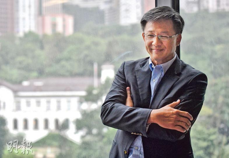 何君堯當選後在位於中環的律師樓接受專訪。平日說話自信滿滿的他說,「我無咩傲氣,但我對自己有信心」。對於外界對他的諸多批評,他強調平日待人有禮,但不會為奉承他人,而說一些「糖衣毒藥」。(鄧宗弘攝) 何君堯當選後在位於中環的律師樓接受專訪。平日說話自信滿滿的他說,「我無咩傲氣,但我對自己有信心」。對於外界對他的諸多批評,他強調平日待人有禮,但不會為奉承他人,而說一些「糖衣毒藥」。(鄧宗弘攝)