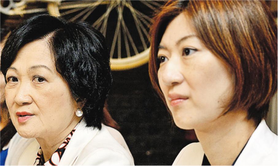 新民黨葉劉淑儀(左)同愛徒容海恩(右)噚日出席傳媒茶敘。容海恩對於「西環契女」稱呼耿耿於懷,葉太就叫容海恩對呢啲講法唔使咁上心。(楊柏賢攝) 新民黨葉劉淑儀(左)同愛徒容海恩(右)噚日出席傳媒茶敘。容海恩對於「西環契女」稱呼耿耿於懷,葉太就叫容海恩對呢啲講法唔使咁上心。(楊柏賢攝)