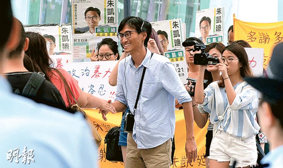立法會候任議員朱凱廸（中）昨午到荃灣向市民謝票時，至少有5名便衣警員緊隨戒備，亦有數名軍裝警在附近巡邏。朱凱廸表示，正考慮與妻女入住立法會議員辦公室，以保障家人安全。（楊柏賢攝）