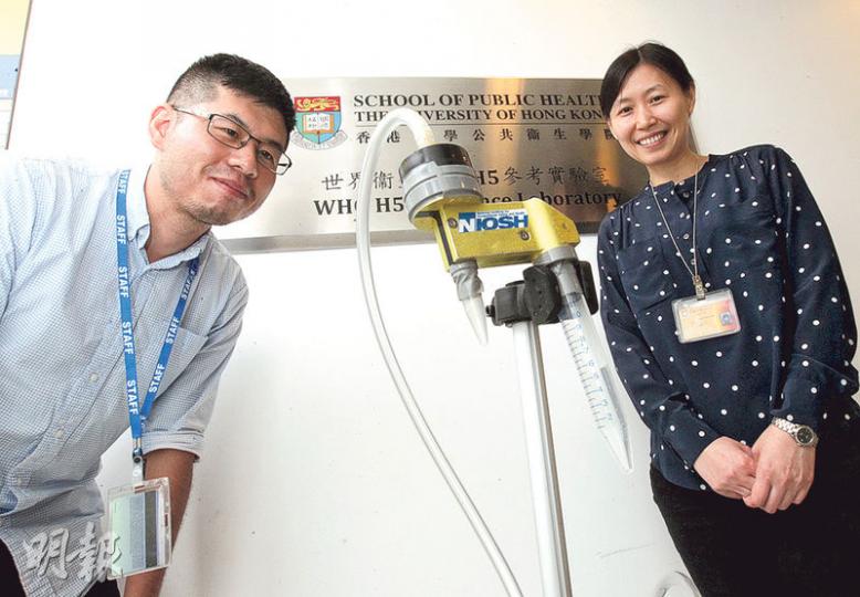 港大公共衛生學院最新研究發現粵港家禽批發市場的空氣樣本均帶有禽流感病毒，會進一步研究以證定雞可經空氣播毒給人類。圖右為該學院助理教授嚴慧玲，左為參與研究的博士生周杰。（李紹昌攝）港大研究人員在家禽市場的空氣樣本發現禽流感病毒，提醒家禽從業員要做足防控措施。圖為本港深水埗街市雞檔。（楊柏賢攝）