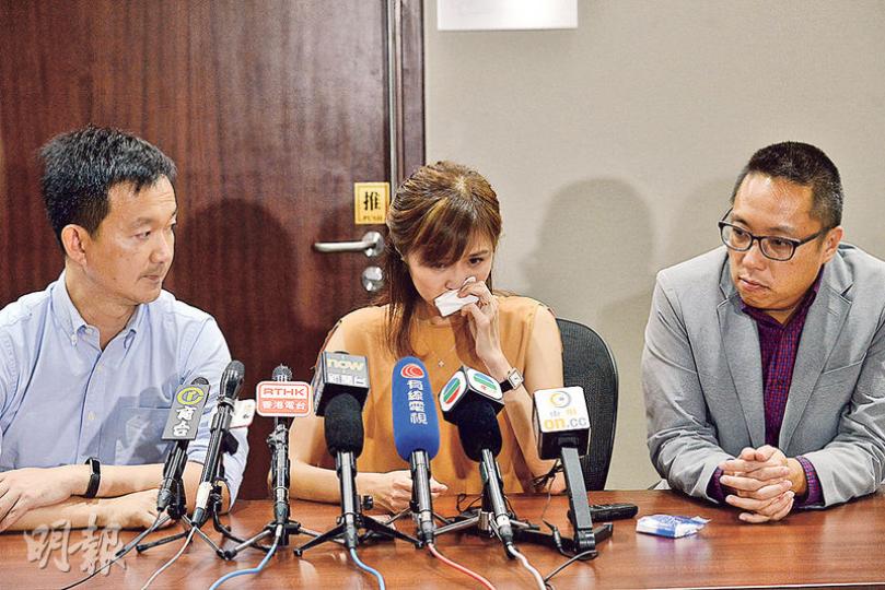 人民力量主席袁彌明(中)昨在副主席陳志全(左)及譚得志(右)陪同下召開記者會,宣布辭任主席,並退出執委會。她在過程中一度落淚,自言個人能力未能領導人力,「有很多做得不理想的地方」。(楊柏賢攝) 人民力量主席袁彌明(中)昨在副主席陳志全(左)及譚得志(右)陪同下召開記者會,宣布辭任主席,並退出執委會。她在過程中一度落淚,自言個人能力未能領導人力,「有很多做得不理想的地方」。(楊柏賢攝)
