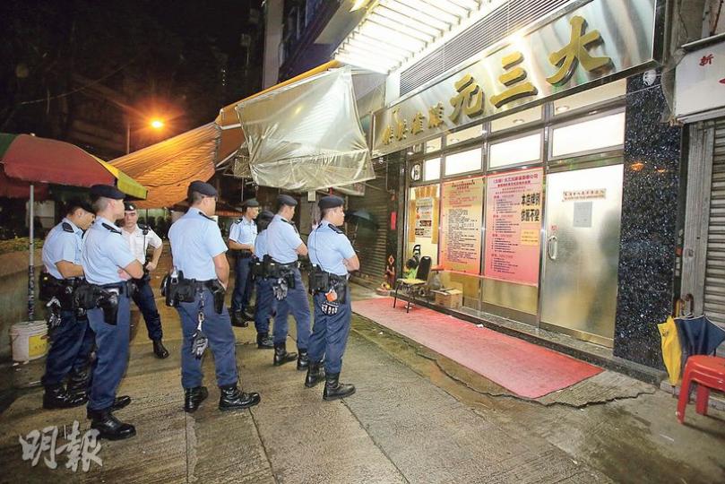 警方出動近百名警員在元朗區大規模反黑,其中包括巡查元朗炮仗坊的麻將館。(伍浦鋒攝) 警方出動近百名警員在元朗區大規模反黑,其中包括巡查元朗炮仗坊的麻將館。(伍浦鋒攝)