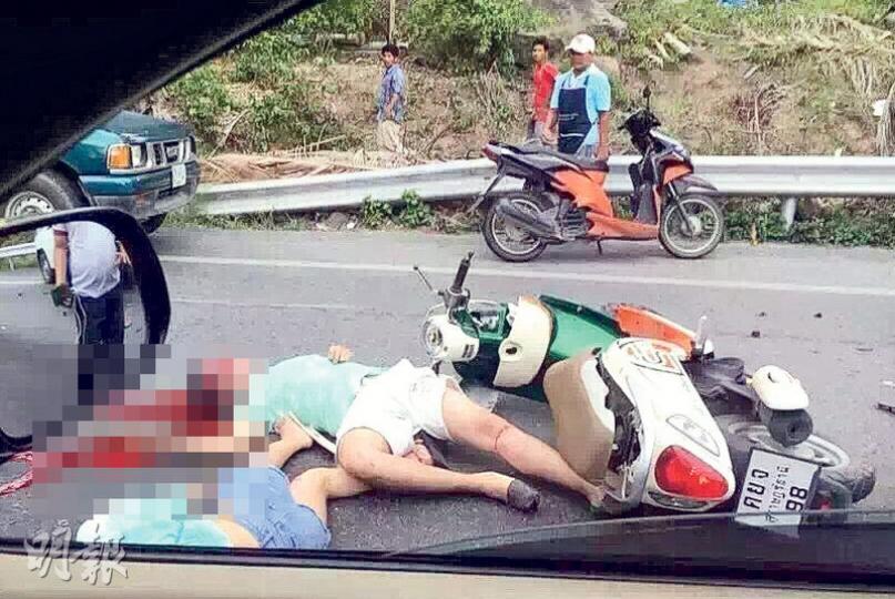 港人情侶於泰國蘇梅島騎電單車,落斜時失控撞向貨車,兩人雙雙倒地,男死者倒臥血泊中,送院後證實不治。(微博圖片) 港人情侶於泰國蘇梅島騎電單車,落斜時失控撞向貨車,兩人雙雙倒地,男死者倒臥血泊中,送院後證實不治。(微博圖片)