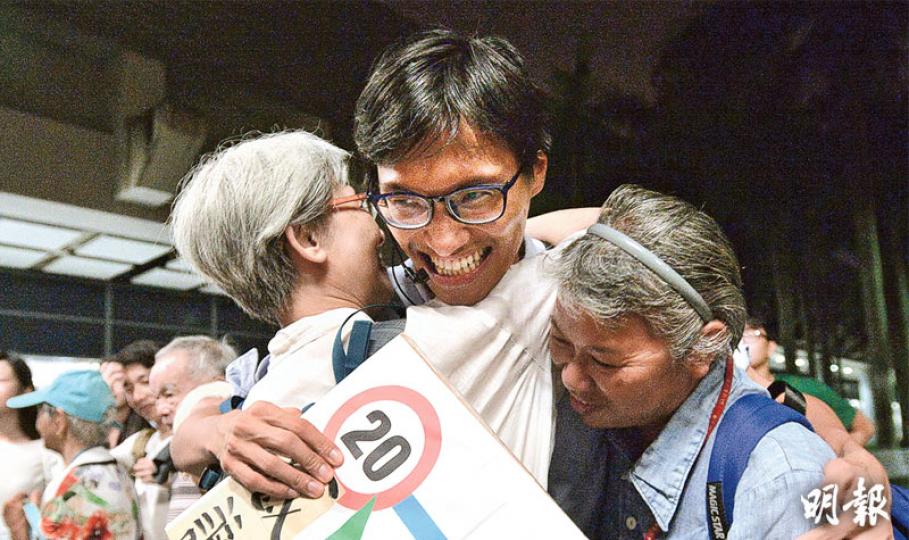 昨日出席警總外集會的朱凱廸現時仍需不時搬遷以保安全,原家住八鄉的他晚上返回錦上路港鐵站門外謝票,不少街坊上前祝賀合照,朱凱廸(中)無奈道「很想回家」。(楊柏賢攝)香港基督徒學會昨日在警察總部外集會,指約有1300人參與,不少參加者自製標語如「反對政治暴力」,抗議黑勢力威嚇。(楊柏賢攝) 昨日出席警總外集會的朱凱廸現時仍需不時搬遷以保安全,原家住八鄉的他晚上返回錦上路港鐵站門外謝票,不少街坊上前祝賀合照,朱凱廸(中)無奈道「很想回家」。(楊柏賢攝)香港基督徒學會昨日在警察總部外集會,指約有1300人參與,不少參加者自製標語如「反對政治暴力」,抗議黑勢力威嚇。(楊柏賢攝)