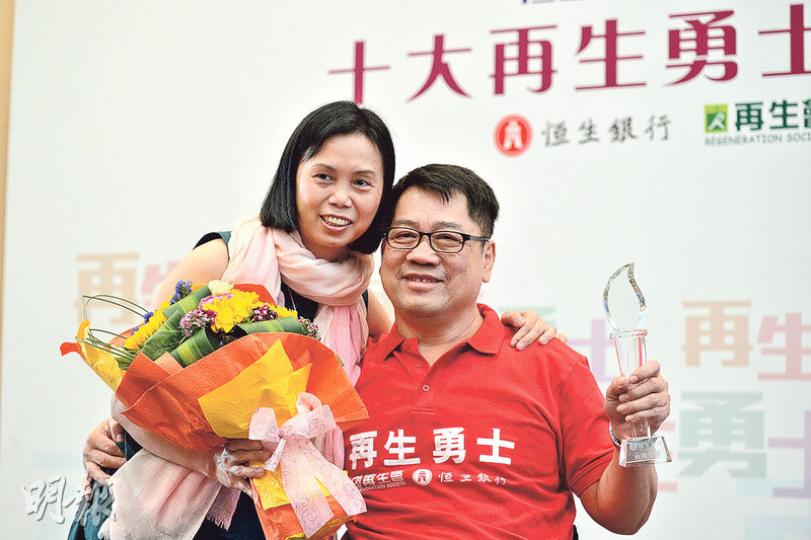 伍強(右)做義工時認識太太,伍太(左)當年因腳骱有事入院治療,其後又加入醫院義工團為幫助病人。伍強憶述,伍太第一眼看到他,得悉他是警察後,罵他:「警察真係好乞人憎。」伍強不解,但其後大家相處多了,漸漸相知相惜,最後共諧連理。(楊柏賢攝) 伍強(右)做義工時認識太太,伍太(左)當年因腳骱有事入院治療,其後又加入醫院義工團為幫助病人。伍強憶述,伍太第一眼看到他,得悉他是警察後,罵他:「警察真係好乞人憎。」伍強不解,但其後大家相處多了,漸漸相知相惜,最後共諧連理。(楊柏賢攝)