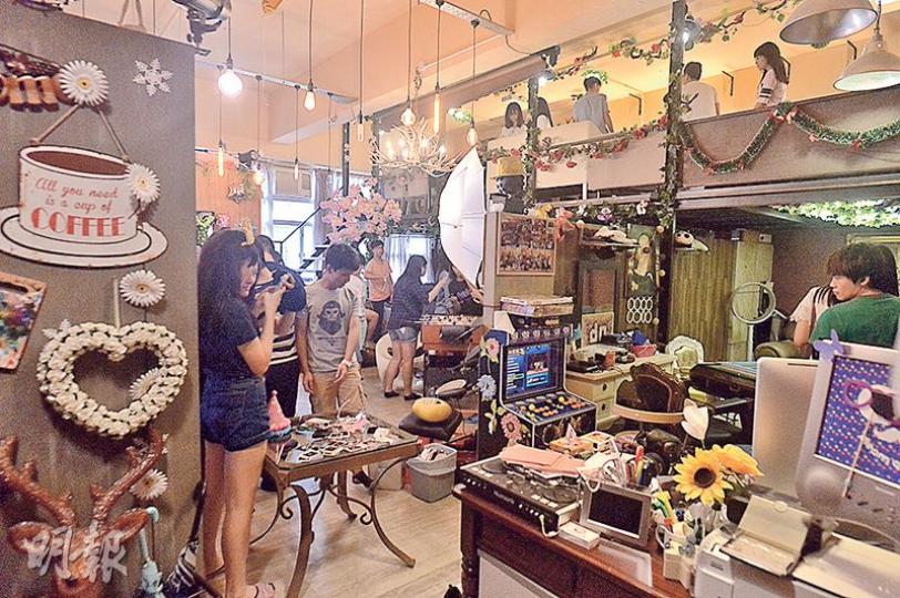 大圍安豪工業大廈4樓一個派對場所昨仍繼續營業,10多名顧客在內玩遊戲卡及打麻將等。職員拒絕回應單位是否違契。(馮凱鍵攝)安豪工業大廈5樓一個乒乓球教室昨仍有數名學員在內練習,教練拒絕回應問題。教室總監董先生承認單位屬違契,正計劃搬走。(馮凱鍵攝) 大圍安豪工業大廈4樓一個派對場所昨仍繼續營業,10多名顧客在內玩遊戲卡及打麻將等。職員拒絕回應單位是否違契。(馮凱鍵攝)安豪工業大廈5樓一個乒乓球教室昨仍有數名學員在內練習,教練拒絕回應問題。教室總監董先生承認單位屬違契,正計劃搬走。(馮凱鍵攝)