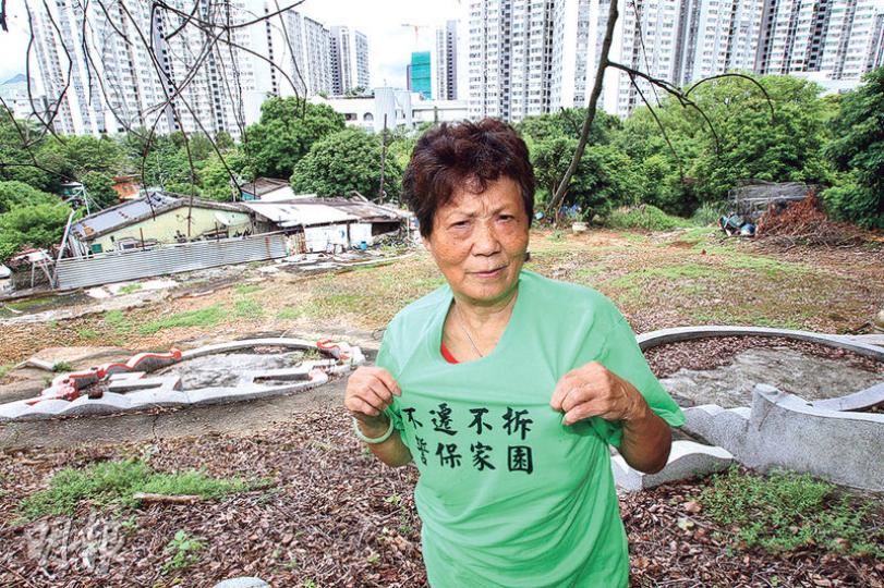 74歲的王婆婆居於楊屋新村的寮屋30多年,她批評政府從未諮詢村民有關興建公屋的計劃,聲言不要求政府任何賠償,「要誓保家園,不遷不拆」,又指政府最新計劃興建公屋的地段涉及山墳,質疑政府不發展貨倉用地是捨易取難,不合常理。(李紹昌攝) 74歲的王婆婆居於楊屋新村的寮屋30多年,她批評政府從未諮詢村民有關興建公屋的計劃,聲言不要求政府任何賠償,「要誓保家園,不遷不拆」,又指政府最新計劃興建公屋的地段涉及山墳,質疑政府不發展貨倉用地是捨易取難,不合常理。(李紹昌攝)