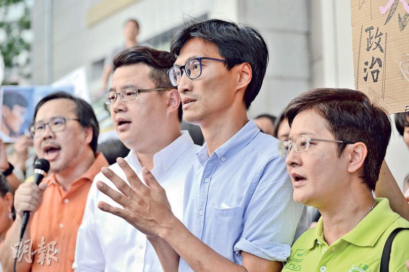 候任立法會議員朱凱廸(右二)回應駕駛學院及發展商隨後申請改劃橫洲綠化帶稱,發展商的建屋範圍恰巧毗鄰改劃公屋的土地,雖無法證實發展商是否早着先機或影響政府的發展決定,但這種「巧合」確實會引來質疑。(楊柏賢攝)元朗駕駛學院因現址不獲續租,今年6月向城規會提交申請,擬遷往橫洲永寧村一幅約2.46公頃的綠化帶上,用作臨時駕駛學院。該地鄰近西鐵線,涉及政府土地及私人地段。(李紹昌攝)永寧村村代表陳愛金表示,除公屋計劃外,村民亦反對元朗駕駛學院遷至村內營運,又指村內不時有大型貨車出入,村外設有單車徑,憂慮駕 候任立法會議員朱凱廸(右二)回應駕駛學院及發展商隨後申請改劃橫洲綠化帶稱,發展商的建屋範圍恰巧毗鄰改劃公屋的土地,雖無法證實發展商是否早着先機或影響政府的發展決定,但這種「巧合」確實會引來質疑。(楊柏賢攝)元朗駕駛學院因現址不獲續租,今年6月向城規會提交申請,擬遷往橫洲永寧村一幅約2.46公頃的綠化帶上,用作臨時駕駛學院。該地鄰近西鐵線,涉及政府土地及私人地段。(李紹昌攝)永寧村村代表陳愛金表示,除公屋計劃外,村民亦反對元朗駕駛學院遷至村內營運,又指村內不時有大型貨車出入,村外設有單車徑,憂慮駕
