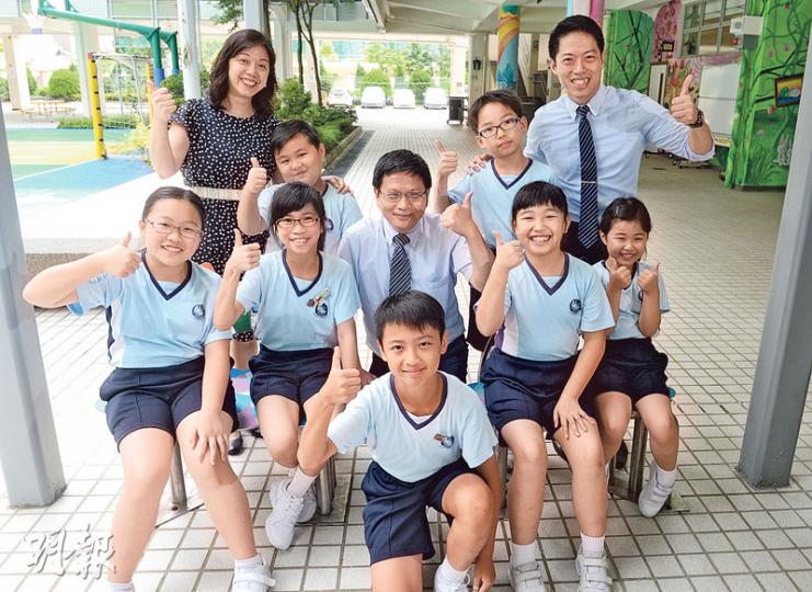 大部分功課可在校內完成，一眾將軍澳循道衛理小學學生興奮地計劃自己的課後生活，校長顏偉亮（第二排中）希望透過計劃減輕學生壓力。（劉焌陶攝）