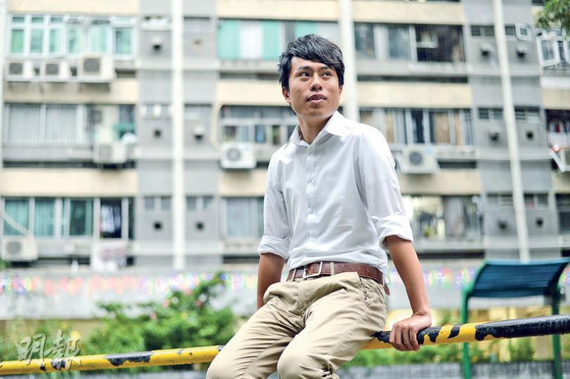成為立法會超區票王的鄺俊宇,在成就他從政事業的朗屏邨接受訪問。鄺是當區區議員,現在能衝出元朗,踏入金鐘的立法會大舞台。(楊柏賢攝) 成為立法會超區票王的鄺俊宇,在成就他從政事業的朗屏邨接受訪問。鄺是當區區議員,現在能衝出元朗,踏入金鐘的立法會大舞台。(楊柏賢攝)