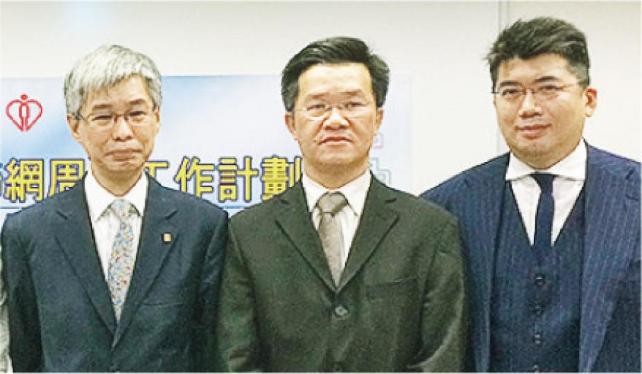 威爾斯醫院性別認同障礙診所下月全面啟用,為全港性別認同障礙者提供精神科評估、變性手術及內科治療等一站式醫療服務。圖右起為該院外科顧問醫生趙多和、侯仕明及總監熊志添。(梁杏怡攝) 威爾斯醫院性別認同障礙診所下月全面啟用,為全港性別認同障礙者提供精神科評估、變性手術及內科治療等一站式醫療服務。圖右起為該院外科顧問醫生趙多和、侯仕明及總監熊志添。(梁杏怡攝)