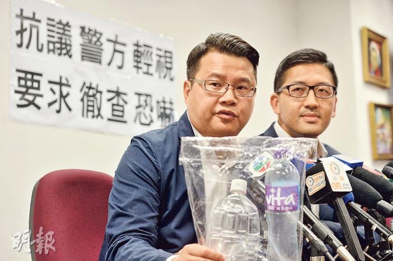 民主黨候任新界西立法會議員尹兆堅(左)昨稱,早前其選舉宣傳車懷疑遭人淋易燃液體,但警員到場調查後,隨即將兩個在附近疑裝有易燃液體的膠樽丟棄,要由其團隊成員戴上手套到垃圾桶撿回,質疑警方手法不負責任。右為該黨另一候任議員林卓廷。(鍾林枝攝) 民主黨候任新界西立法會議員尹兆堅(左)昨稱,早前其選舉宣傳車懷疑遭人淋易燃液體,但警員到場調查後,隨即將兩個在附近疑裝有易燃液體的膠樽丟棄,要由其團隊成員戴上手套到垃圾桶撿回,質疑警方手法不負責任。右為該黨另一候任議員林卓廷。(鍾林枝攝)