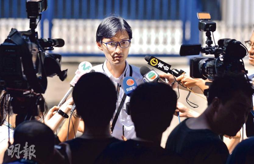 候任新界西立法會議員朱凱廸（中）昨下午回應梁福元的言論，謂希望對方明白一般市民對「官商鄉黑合作」理解與他不同，尤其當新界弱勢群體無法參與這種「合作」，自身利益受損害，「我哋都唔需要呢種咁嘅關係」。（馮凱鍵攝） 十八鄉鄉事委員會主席梁福元昨在電台節目表示，以解決房屋問題為例，「官、商、鄉、黑」均為持份者，大家是互相合作，「你睇唔順眼就係勾結，但我覺得搞掂一個問題，和而不同的，就是合作」。（劉焌陶攝）