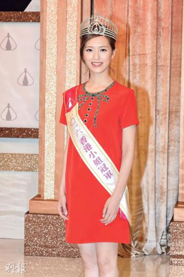 馮盈盈當選港姐未夠24小時已被質疑影響港姐形象，她說戴上港姐后冠要肩負重責，覺得后冠很重，以後會警惕自己慎言。（攝影：黃梓烜） 香港小姐馮盈盈與香港先生黎振燁得獎首個記者會竟以「粗口」為話題，果然創新！（攝影：黃梓烜） 劉穎鏇撐馮盈盈很斯文，未聽過她講粗口。（攝影：黃梓烜）