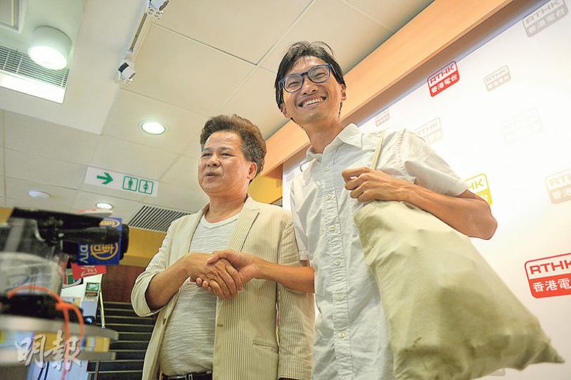 朱凱廸與梁福元昨晨一起出席港台節目《千禧年代》,節目後二人公開握手,朱表示自己渴望回新界生活,梁說完全無問題,叫朱打電話給他。(鍾林枝攝)侯志強出席商台《在晴朗的一天出發》,其間朱凱廸致電,二人就改革鄉事體制對話。(鍾林枝攝) 朱凱廸與梁福元昨晨一起出席港台節目《千禧年代》,節目後二人公開握手,朱表示自己渴望回新界生活,梁說完全無問題,叫朱打電話給他。(鍾林枝攝)侯志強出席商台《在晴朗的一天出發》,其間朱凱廸致電,二人就改革鄉事體制對話。(鍾林枝攝)