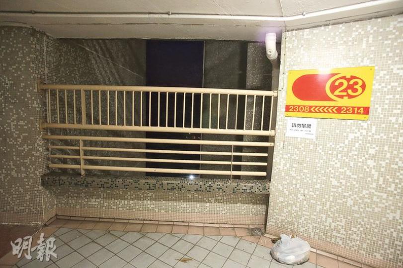 男童墮樓斃命的亨業樓23樓走廊,鐵欄早前已加高至約1.7米,距天花約1米,旁邊牆壁昨日加貼「請勿攀爬」告示。有街坊認為鐵欄可改善,建議房署「封頂」。(伍浦鋒攝) 男童墮樓斃命的亨業樓23樓走廊,鐵欄早前已加高至約1.7米,距天花約1米,旁邊牆壁昨日加貼「請勿攀爬」告示。有街坊認為鐵欄可改善,建議房署「封頂」。(伍浦鋒攝)