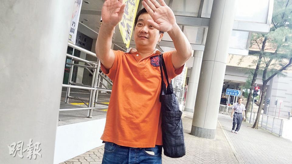 被告林群(圖)任職順豐速遞送貨員期間,涉更改送貨單多收439元送貨費,昨承認15項使用虛假文書罪,被判監4周、緩刑兩年。(鄧力行攝) 被告林群(圖)任職順豐速遞送貨員期間,涉更改送貨單多收439元送貨費,昨承認15項使用虛假文書罪,被判監4周、緩刑兩年。(鄧力行攝)