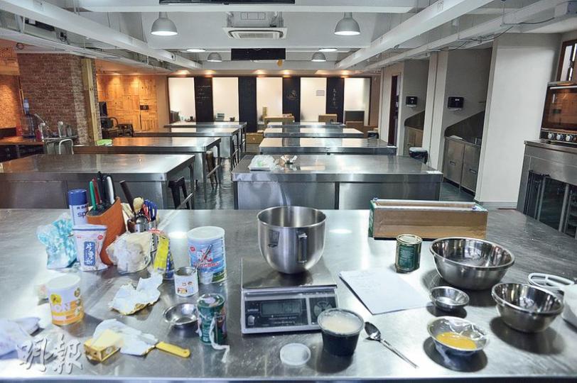 在工廈經營烘培教室、不願上鏡的陳先生指出,近半年來每月都會聘請外地導師來港授課,每次都獲入境處批出工作簽證,然而月初處方表示由於導師來港工作的處所涉嫌違契,故簽證不會獲批。(鍾林枝攝) 在工廈經營烘培教室、不願上鏡的陳先生指出,近半年來每月都會聘請外地導師來港授課,每次都獲入境處批出工作簽證,然而月初處方表示由於導師來港工作的處所涉嫌違契,故簽證不會獲批。(鍾林枝攝)