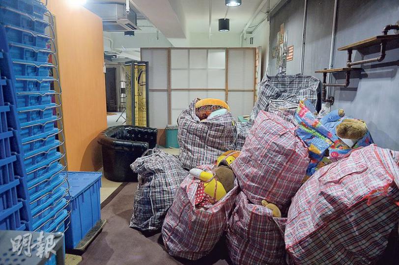 長沙灣好運工業中心8樓一間攝影工作室涉違反地契用途,昨日是糾正的最後期限。職員孫先生表示已承租油麻地一商廈單位繼續營業,現有工作室改為貨倉擺放道具。現場所見,工作室堆滿膠箱及尼龍袋,有職員正在執拾。(鍾林枝攝) 長沙灣好運工業中心8樓一間攝影工作室涉違反地契用途,昨日是糾正的最後期限。職員孫先生表示已承租油麻地一商廈單位繼續營業,現有工作室改為貨倉擺放道具。現場所見,工作室堆滿膠箱及尼龍袋,有職員正在執拾。(鍾林枝攝)