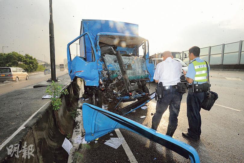 車禍中,失控撞向爆胎貨車尾的中型密斗貨車,車頭儼如廢鐵嚴重凹陷,警方事後封鎖現場調查。(衛永康攝)中型貨車因右前轆爆胎停在元朗公路快線,結果釀成致命交通意外。(衛永康攝) 車禍中,失控撞向爆胎貨車尾的中型密斗貨車,車頭儼如廢鐵嚴重凹陷,警方事後封鎖現場調查。(衛永康攝)中型貨車因右前轆爆胎停在元朗公路快線,結果釀成致命交通意外。(衛永康攝)