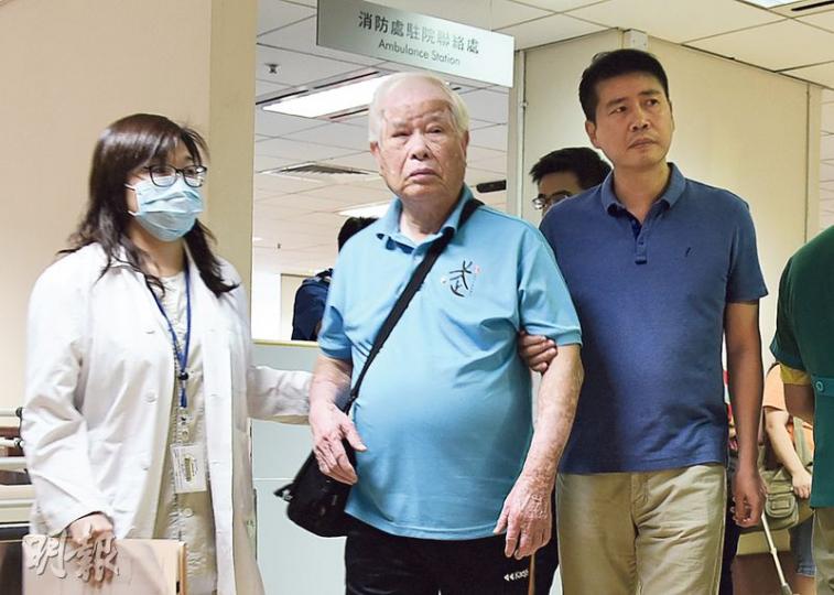 吳婆婆被車撞斃，其丈夫（中）在親友陪同下趕赴醫院。（鍾炳然攝）68歲姓馬小巴司機（右）涉嫌危駕導致他人死亡被捕。（林智傑攝）