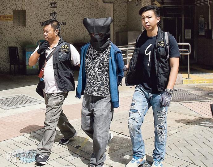 警方拘捕一名涉及旺角衝突被捕的男子,並到其寓所搜查,將他黑布蒙頭、鎖上手銬押返警署扣查。(林智傑攝)警方探員展示在行動中檢走的證物,包括電腦、口罩及手套等。(林智傑攝) 警方拘捕一名涉及旺角衝突被捕的男子,並到其寓所搜查,將他黑布蒙頭、鎖上手銬押返警署扣查。(林智傑攝)警方探員展示在行動中檢走的證物,包括電腦、口罩及手套等。(林智傑攝)