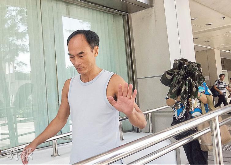 因兒子文憑試成績欠佳、威脅要到學校放火和斬人的被告黃初四(圖)昨承認刑事恐嚇罪,獲准保釋候懲。(鄧力行攝) 因兒子文憑試成績欠佳、威脅要到學校放火和斬人的被告黃初四(圖)昨承認刑事恐嚇罪,獲准保釋候懲。(鄧力行攝)