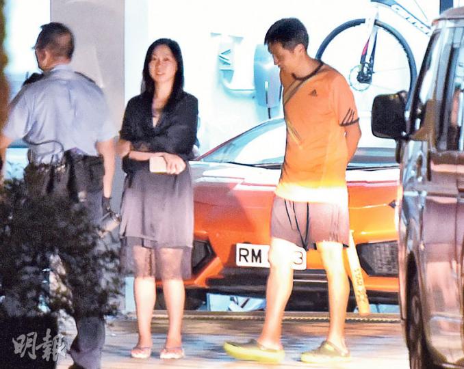 大圍豪宅屋苑「戈林」疑現賊蹤後,警派員搜捕,其間有住客手執壘球棍戒備。(蔡方山攝) 大圍豪宅屋苑「戈林」疑現賊蹤後,警派員搜捕,其間有住客手執壘球棍戒備。(蔡方山攝)